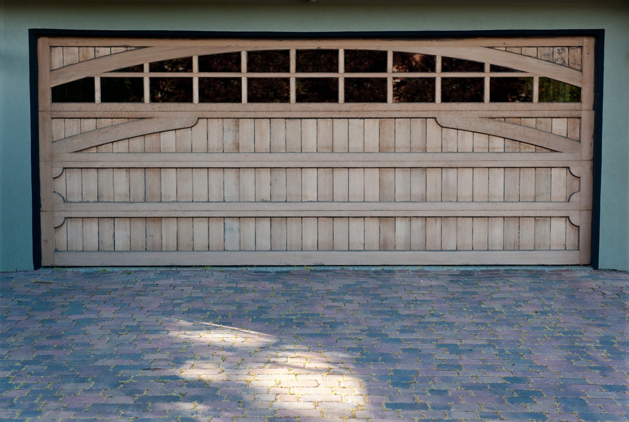 A Guide to Garage Door Windows | 𝗣𝗿𝗲𝗰𝗶𝘀𝗶𝗼𝗻 𝗚𝗮𝗿𝗮𝗴𝗲 𝗗𝗼𝗼𝗿𝘀